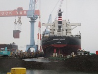 写真1 建造中の大型バラ積み運搬船