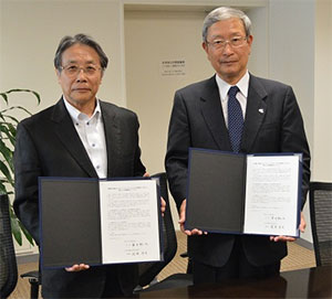 連携強化確認書を掲げるKHK市川会長（左）と中災防理事長 関澤（右）