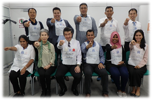 Participants and JISHA members pointing and calling