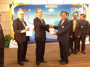 写真 APOSHO29 総会後の主催団体タイ SHAWPAT会長と中災防理事長との握手模様