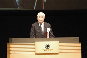 写真：大会式辞を述べる米倉会長